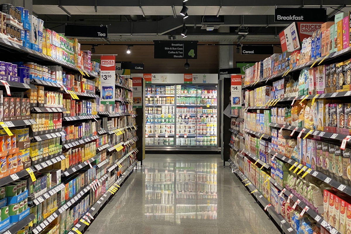 Exemple de vitrine réfrigérée murale en commerce